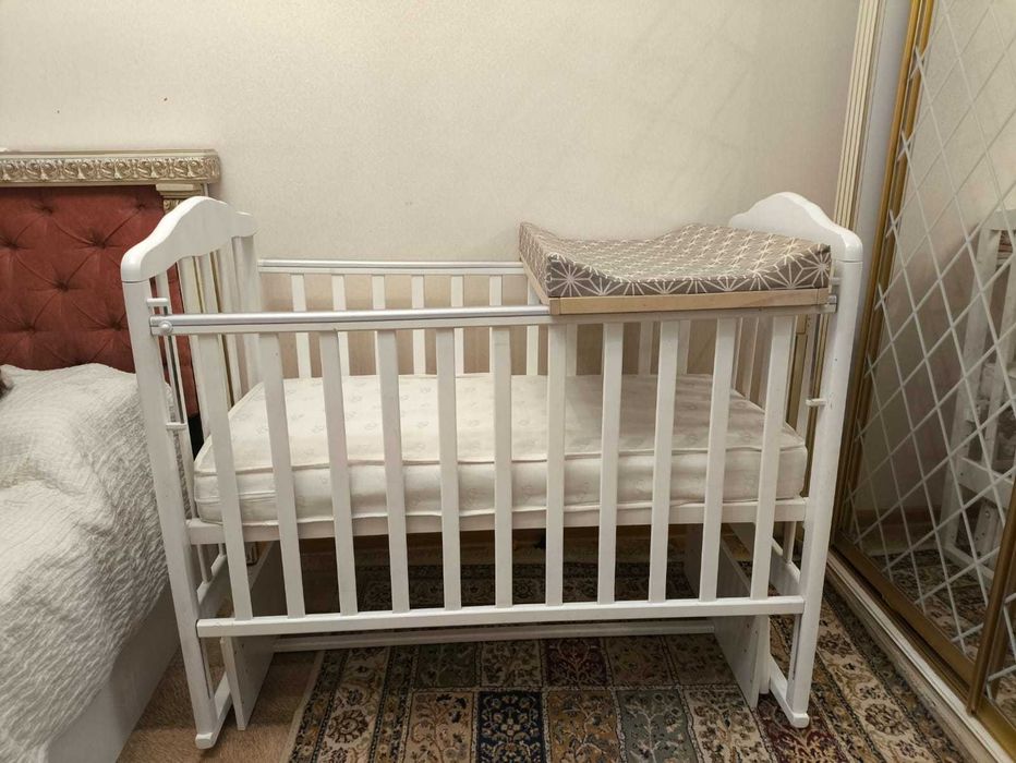 Продам хорошую детскую кроватку с маятником. Самовывоз