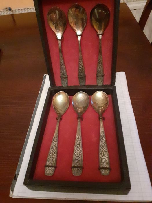 Set de sase linguri în casetă