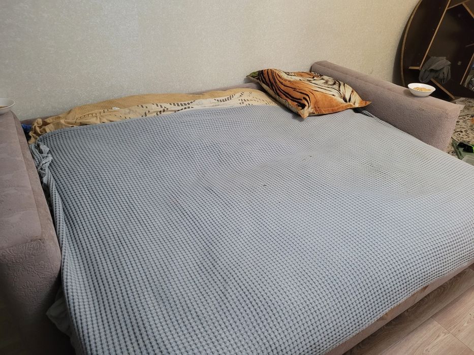 Продам диван с подушками