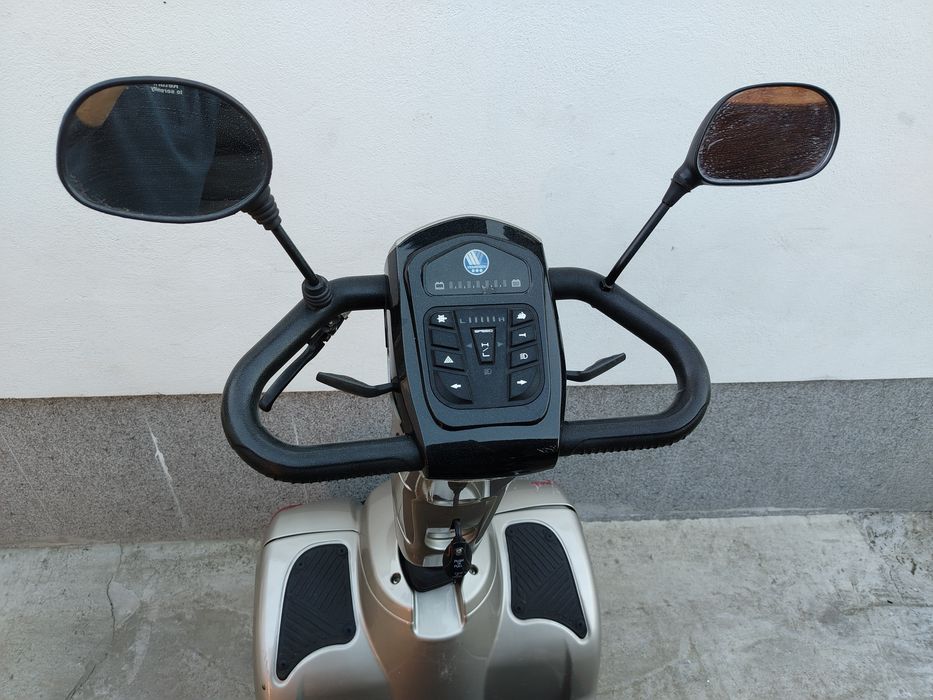 Cărucior scuter electric persoane cu dizabilități