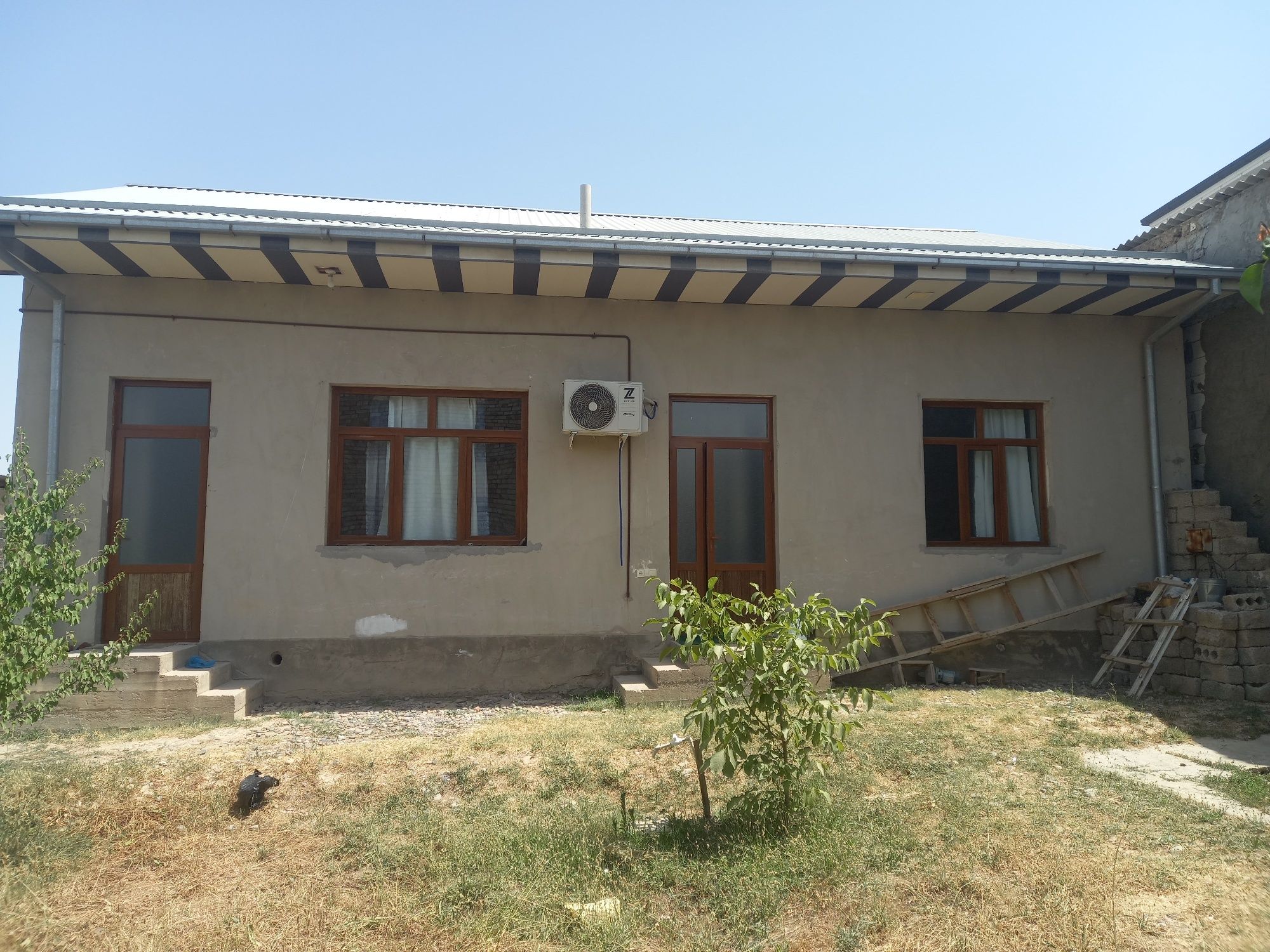 Hovli sotiladi, 5,25 sotix, 3 yashash xona, oshxona, sanuzellar bor.