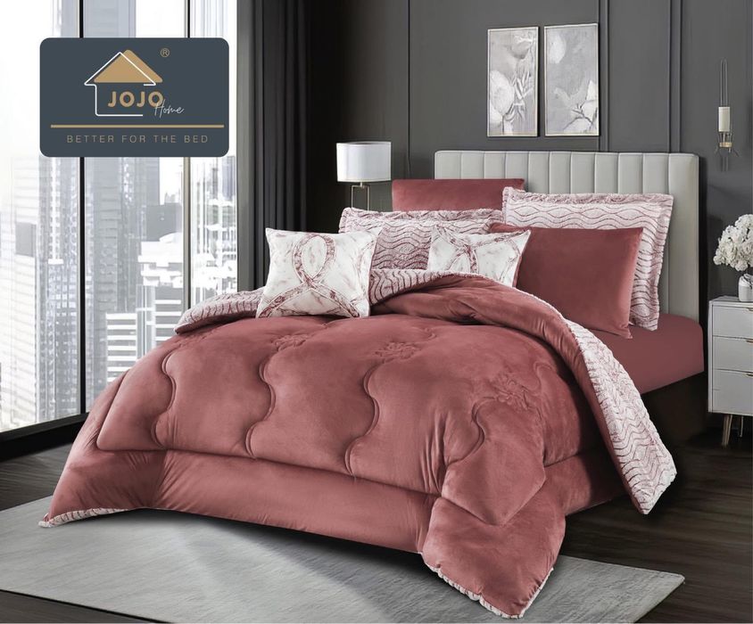 Set cuveltura de pat , material pufos si moale la atingere.