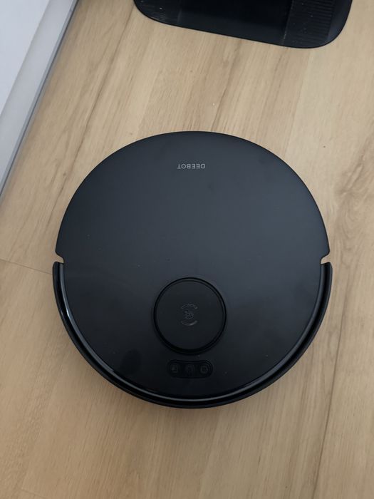 Robot aspirator mop EVACS cu statie