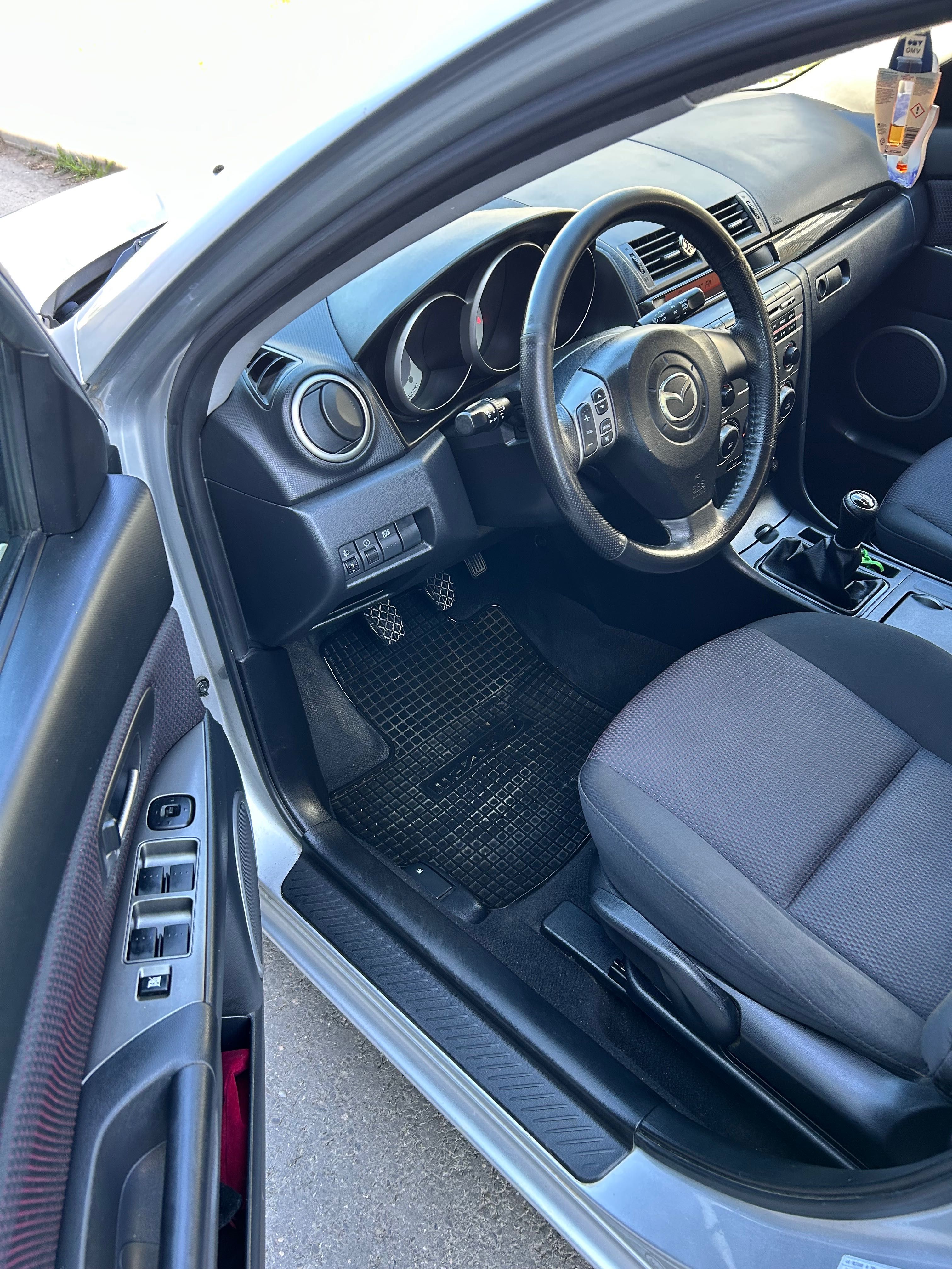 Mazda 3  1,6 benzină .