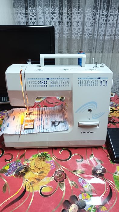 Masina de cusut SILVER CRESTcu butoniera automata si multiple operatii