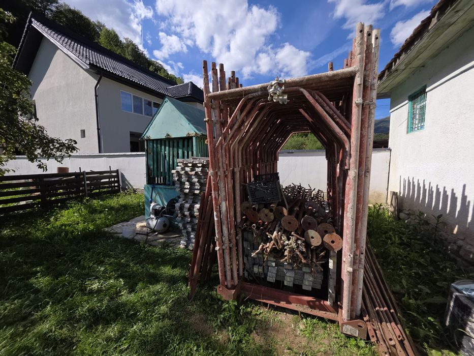 Vând schela metalica completa cu toate accesoriile 150mp