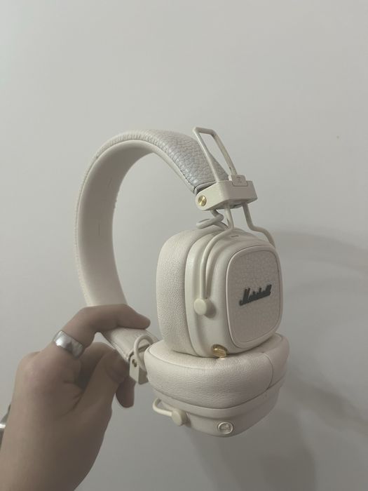 продаю Marshall V оригинал белого цвета