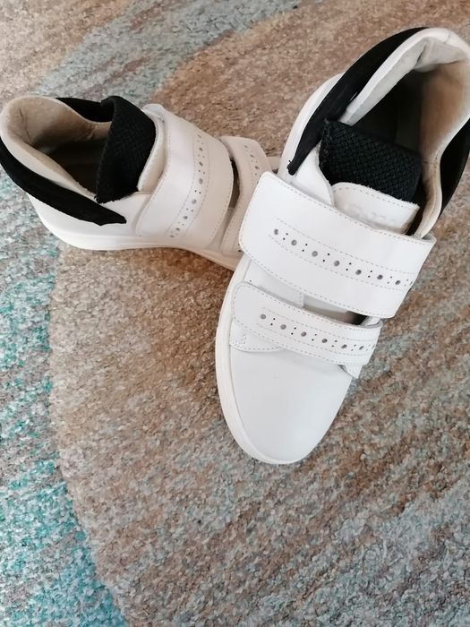 Vând adidași piele