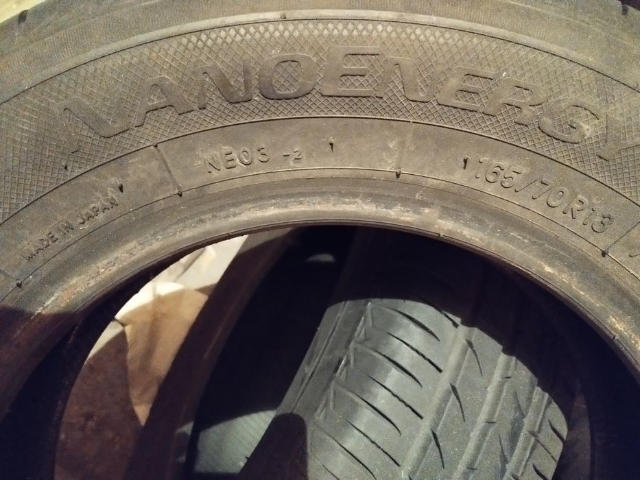 Продавам летни гуми.165/70 R13. С добър грайфер. Четири броя.