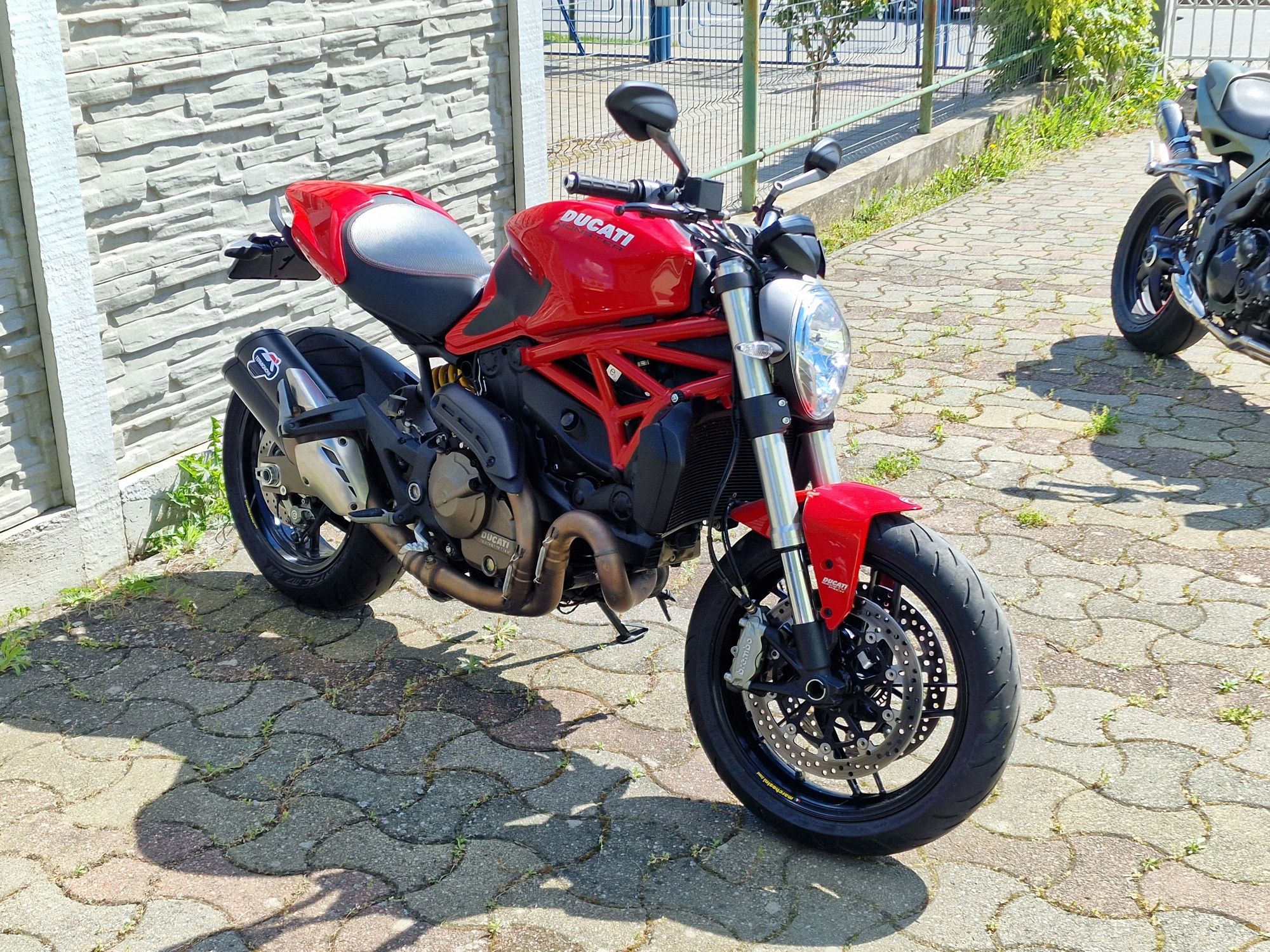 Ducati monster 821 ,cu 18000 km ,115 cp cu
ABS,Traction control .Toate