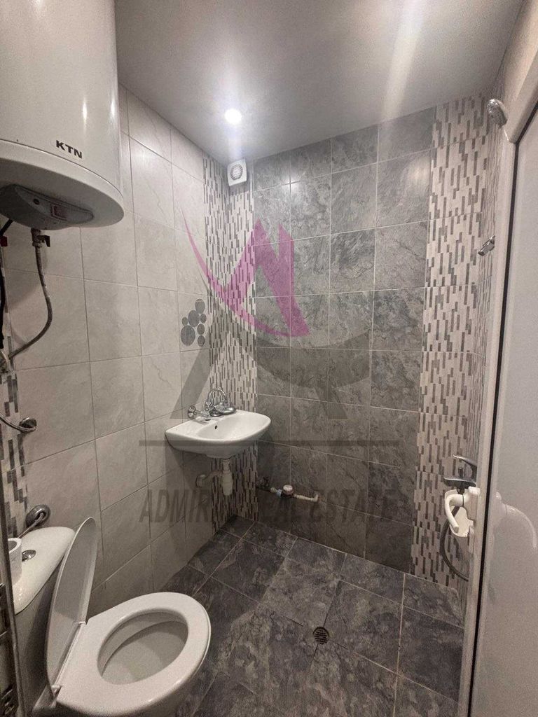 Дава се под наем Едностаен апартамент в Варна, Център - 40 кв.м за 325 € - Снимка #2
