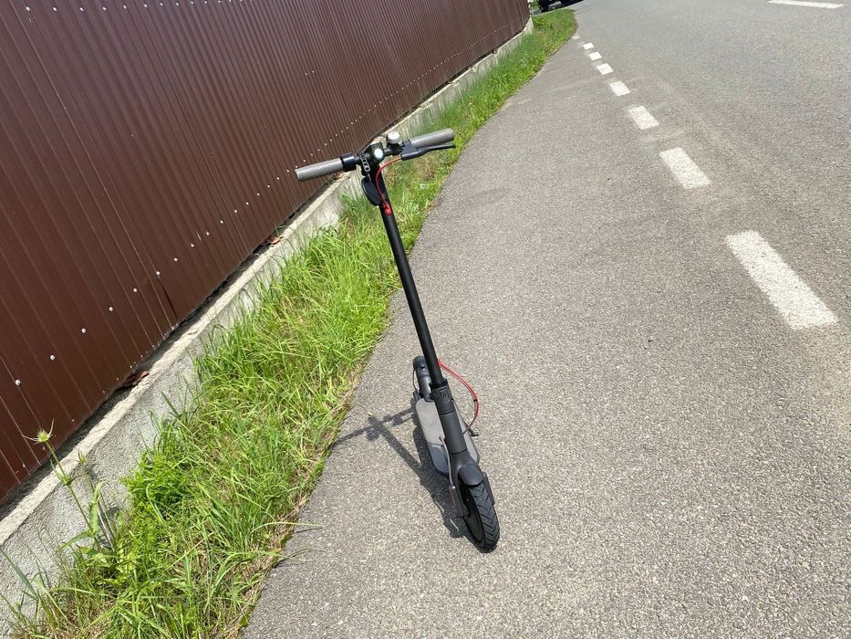Vând trotineta electrica xaomi m365 impecabila