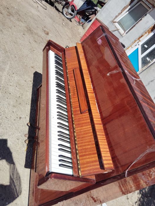 Vând pian in stare buna