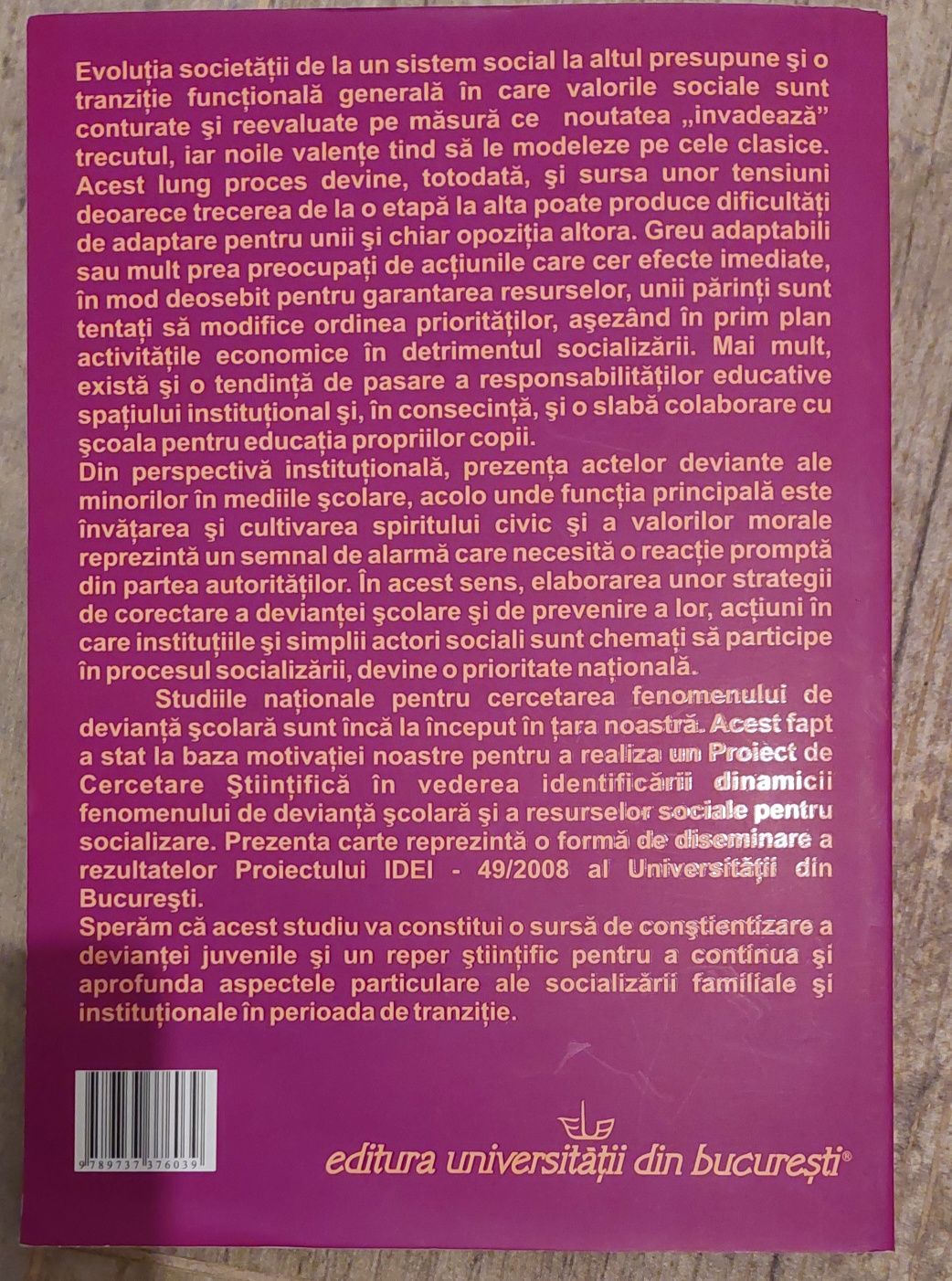 Carte / Familia și Școala în impas