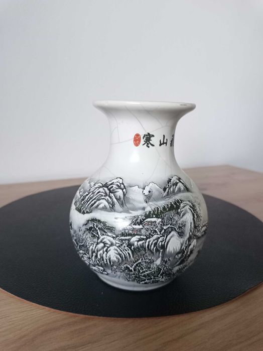 Китайска порцеланова ваза с пукаща глазура с ръчно рисувана
