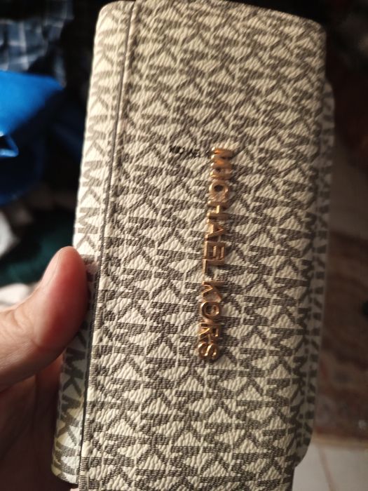 Portofel m kors nou fara eticheta