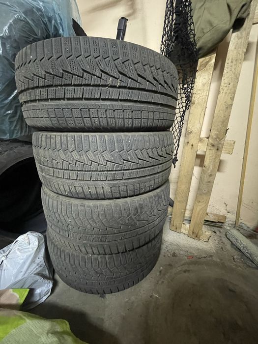 Продавам четири броя зимни гуми 235/45/18