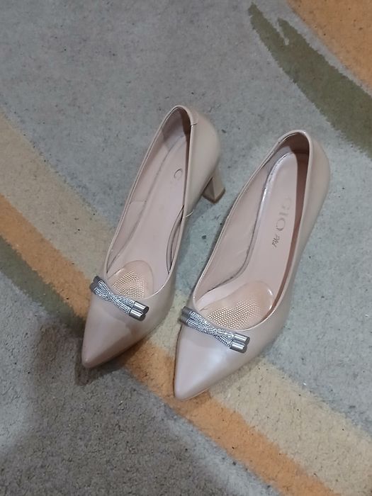 Обувки на нисък ток