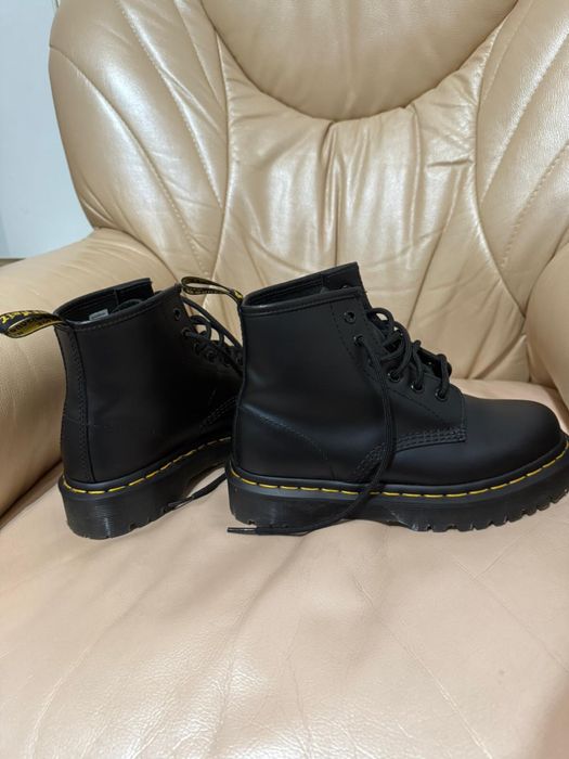 Bocanci Dr. Martens originali – model 1460, negri, mărimea 37