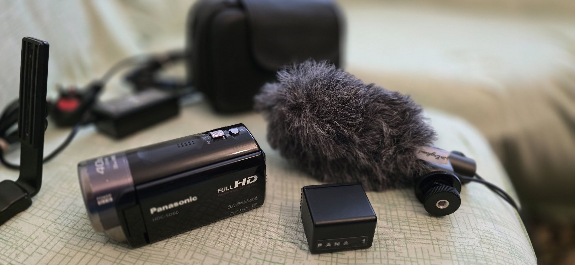 Panasonic HDC-SD90 Full HD видеокамера 40x zoom 28mm wide + аксесоари