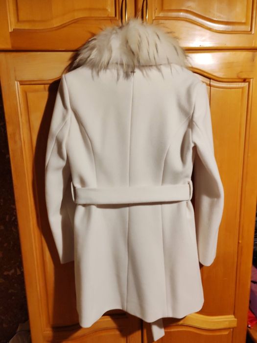 Бяло красиво палто с "богата" естествена кожа.
