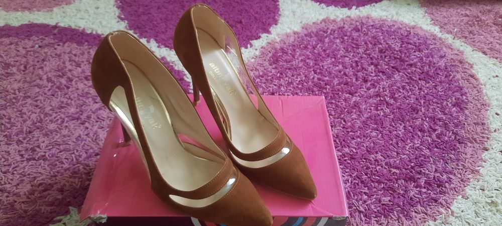 Әйел адамға туфли сатылады.