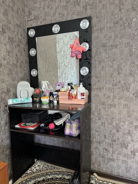 Трюмо в спальню состояние отличное