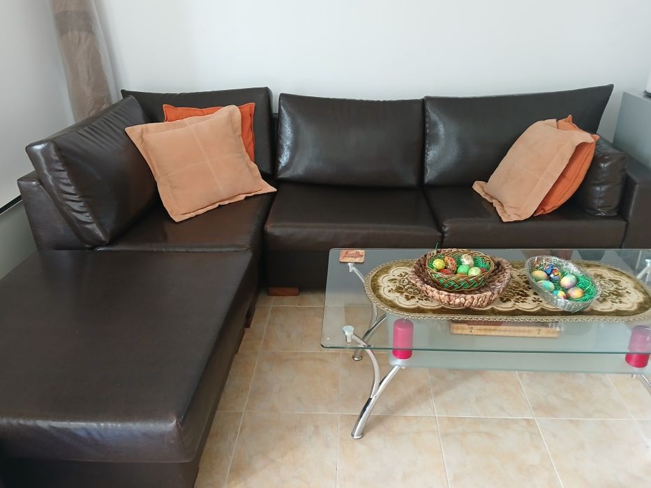 Кожен диван в отлично състояние, разтегателен