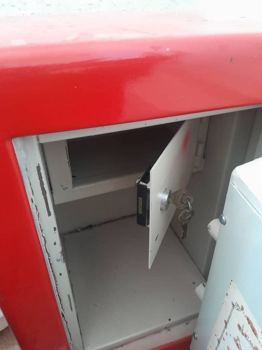 Продаётся сейф б.у.