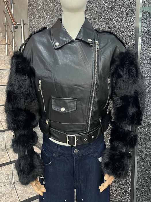 Черно дамско яке от еко кожа с еко косъм нажръкавите