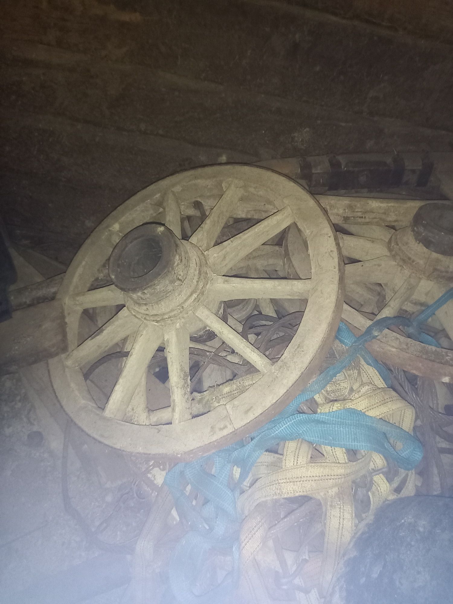 Vand roti de căruță vechi din lemn