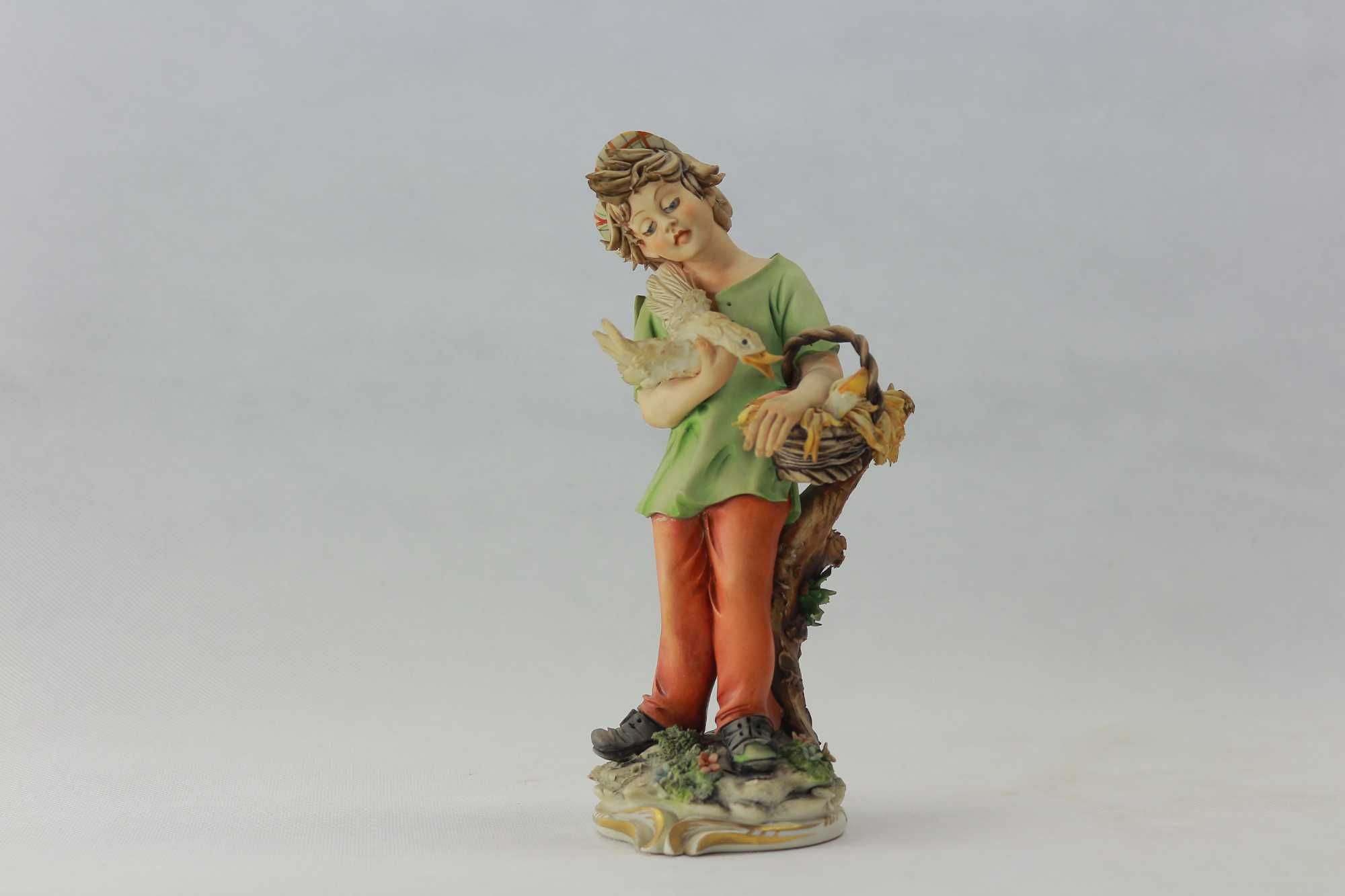 Статуэтка из фарфора Ребёнок с гусём Италия Capodimonte