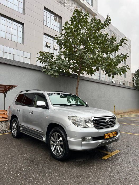 Продаю безупречный Toyota Land Cruiser 200 GXR V6 в редком цвете