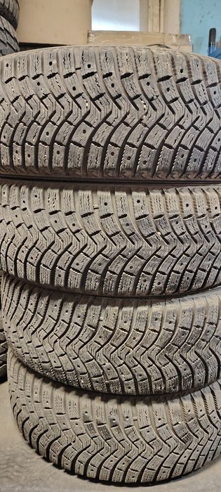 Продам комплект зимней 4 резины 225-60 R18