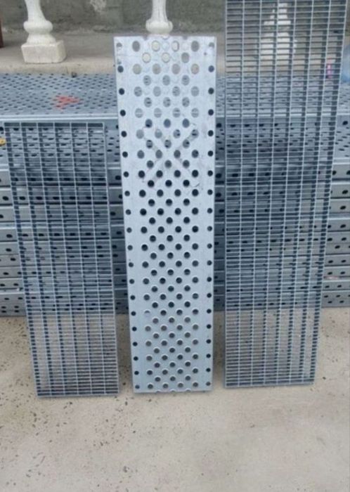 Vând grătare zincată orice dimensiuni și trepte pentru scări