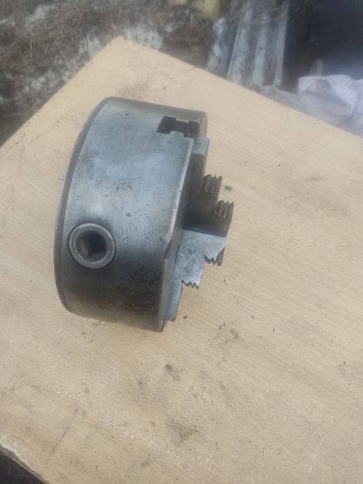 Продам токарный  патрон  на  150 , резцы и вулканитовый круг