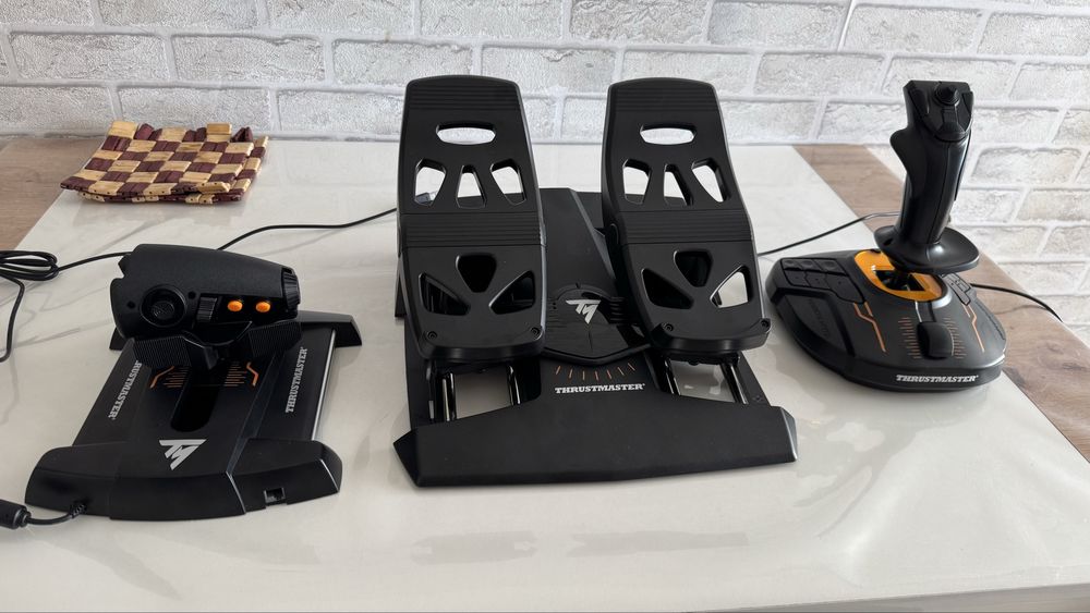 Джойстик с педалями Thrustmaster
