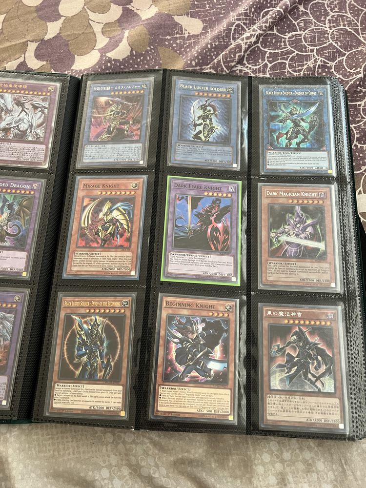 Продавам две папки Ю ги о - Yu-Gi-Oh карти