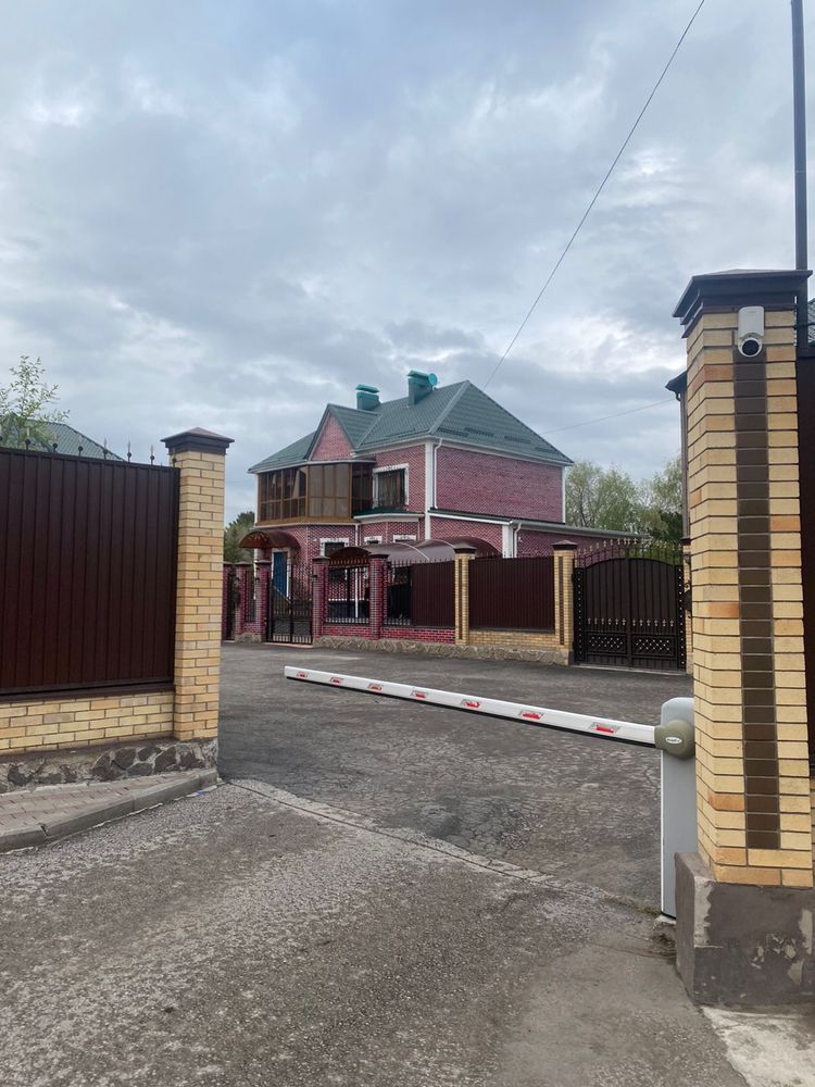 Продается ОТДЕЛЬНЫЙ ДОМ - Прям в Центре города (В ПАРКОВОЙ ЗОНЕ).