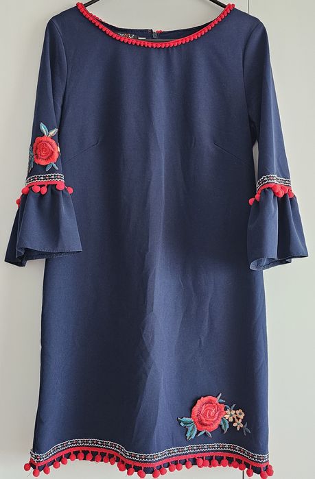 Rochie cu motive florale traditionale
Purtată o singura data
Marime M