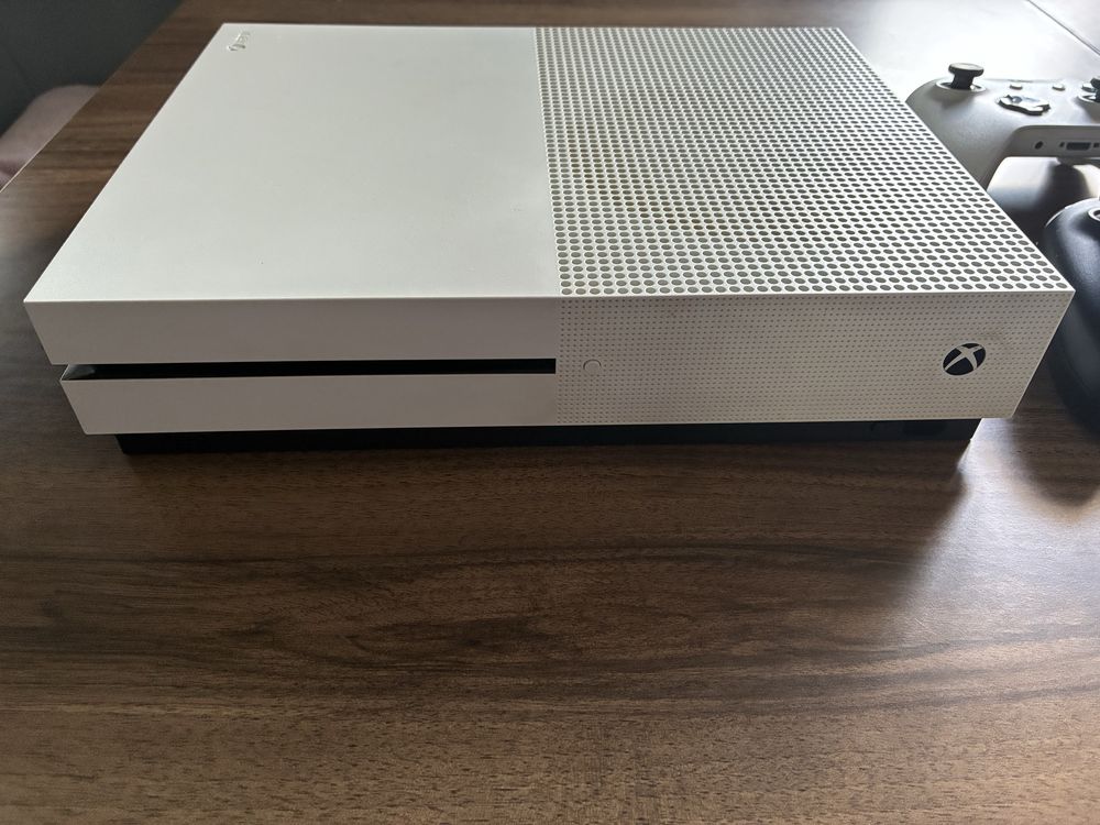 Конзола Xbox One S 1TB