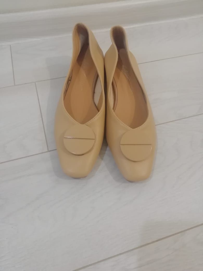 Продам Туфли женские на низком каблуке бежевые размер 38