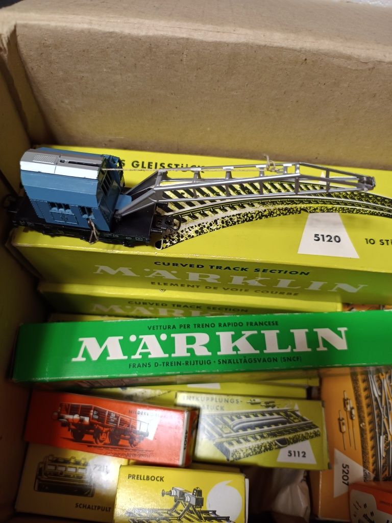 Machete trenuleț Märklin și mașinuțe Lego
