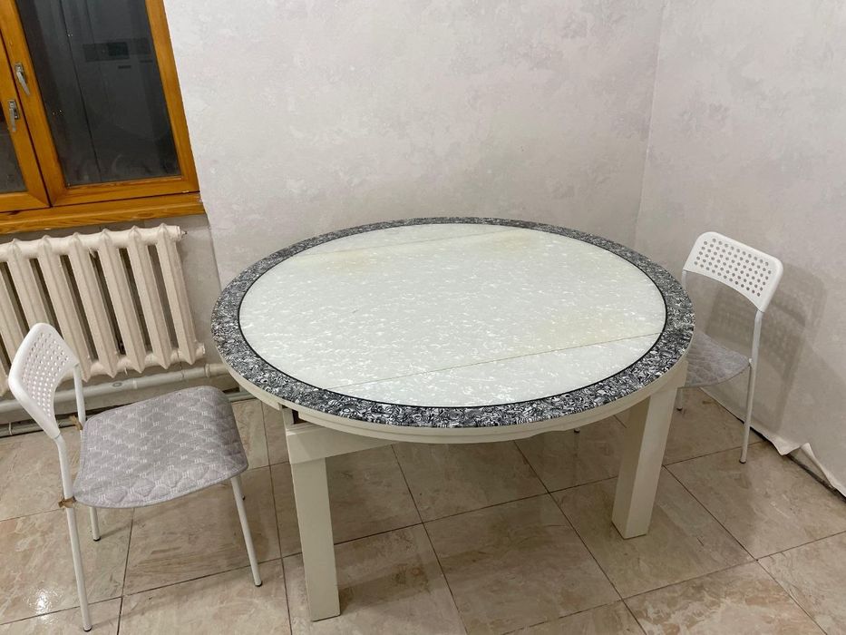 Стол круглый высокий со стульями вместе