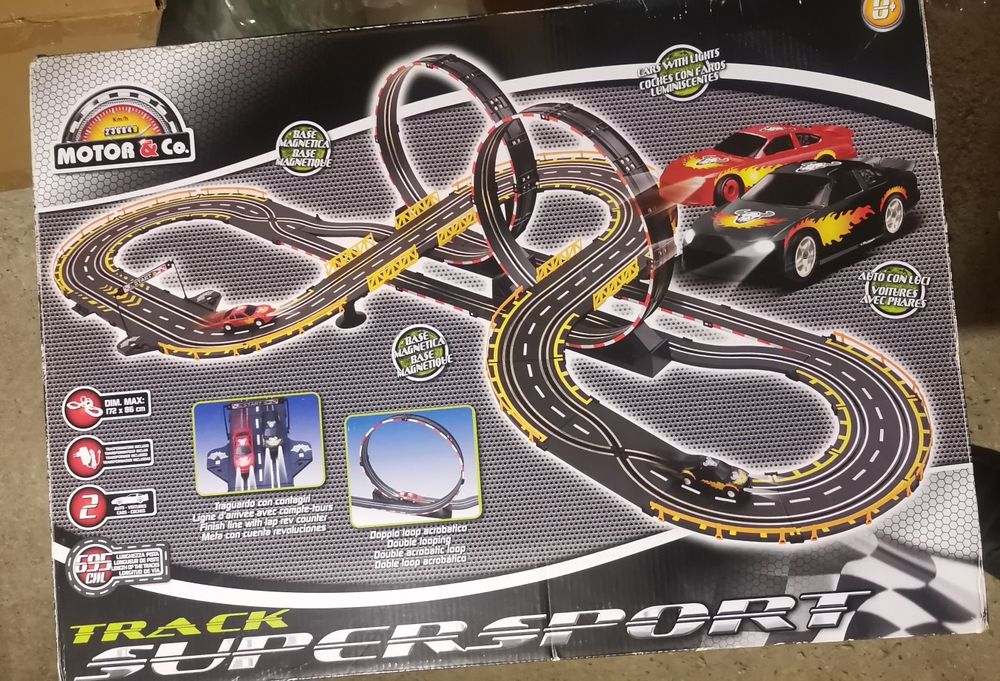 Pista cu doua masinute