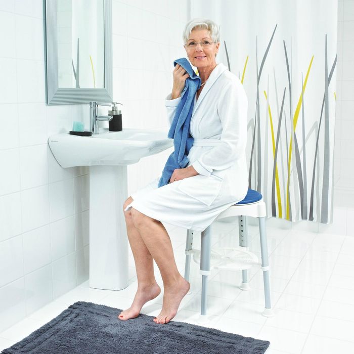 1.стульчики в душевую и ванную все из Германии отличного качества №100