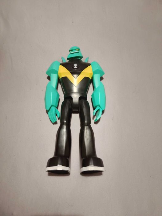 Фигурка на Ben 10 с подарък