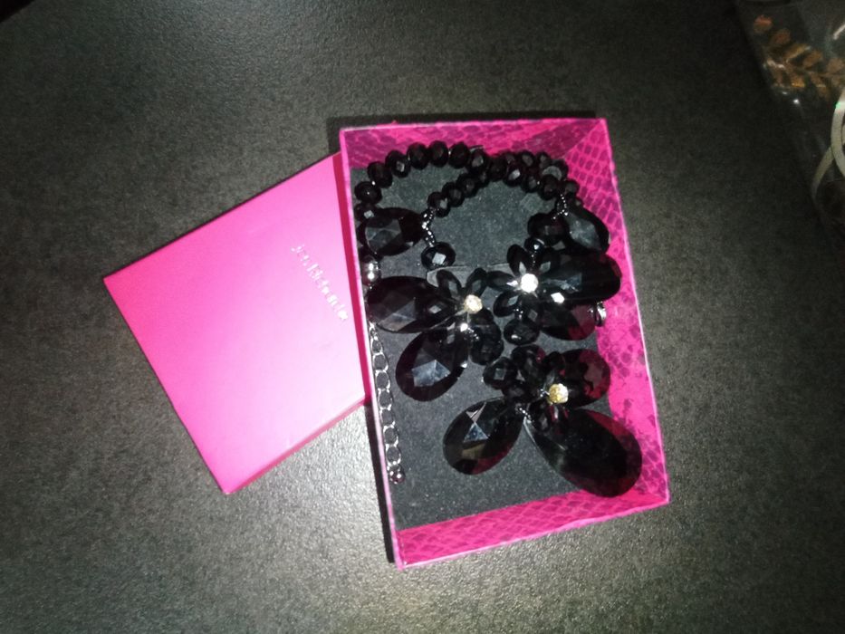 Vând colier deosebit Jon Richard