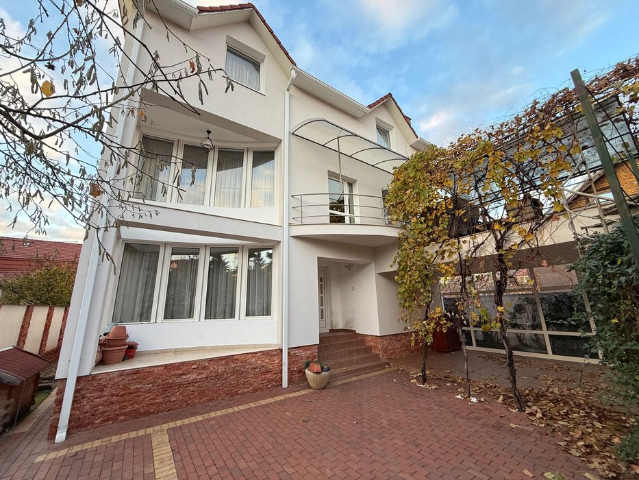 Casă ultracentrală în zona istorică Bistrița, 3 nivele, garaj