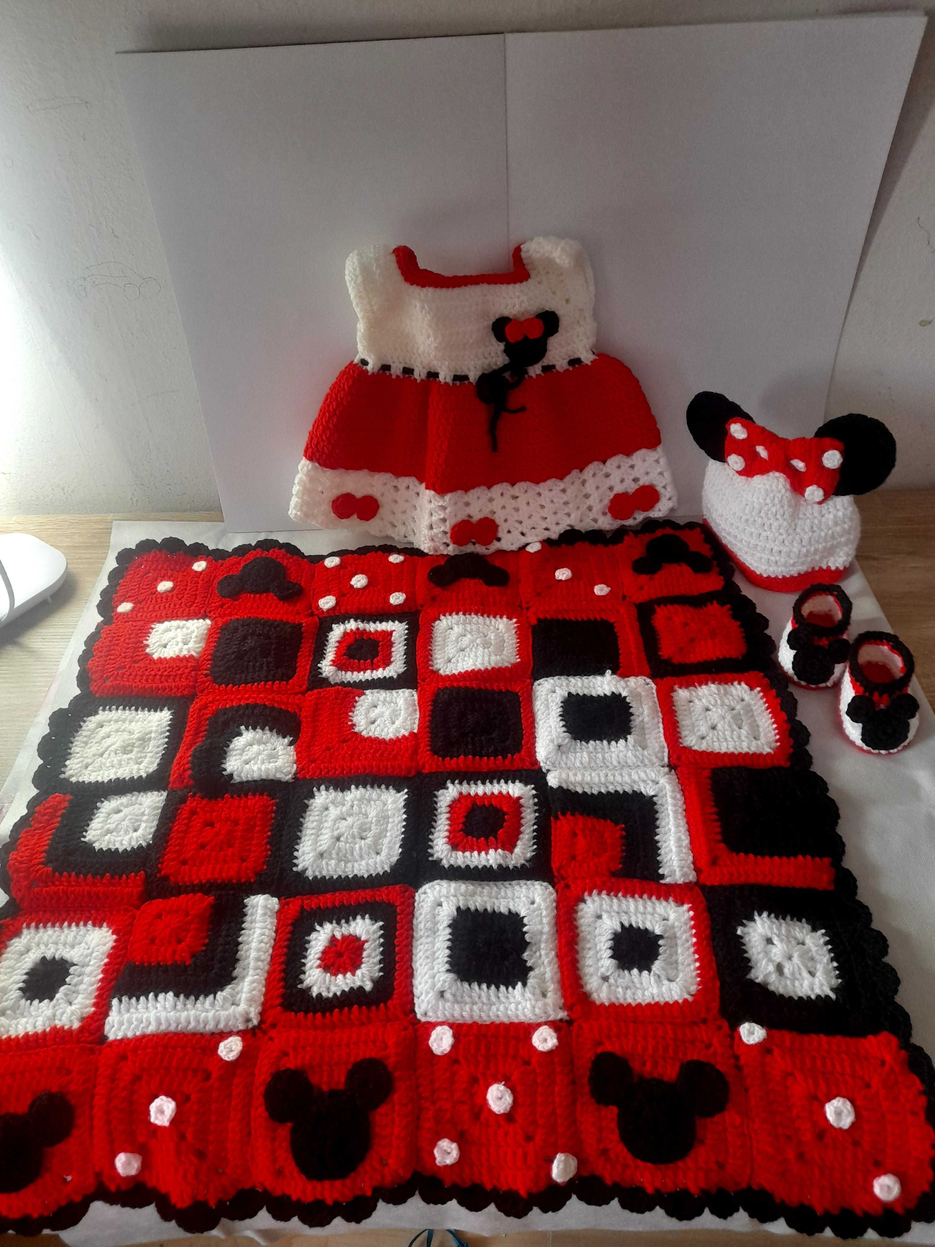 Paturică, rochiță, botoșei, căciuliță Minnie Mouse crosetate